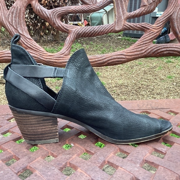 💋Lucky Brand Pebbled Leather Black Peep Toe Block Heel Ankle Booties - Picture 8 of 9